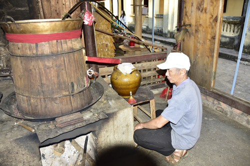 Ông Giàng A Trai, người dân tộc Mông, thợ nấu rượu Hồng Mi lâu đời tại Dinh thự Hoàng A Tưởng